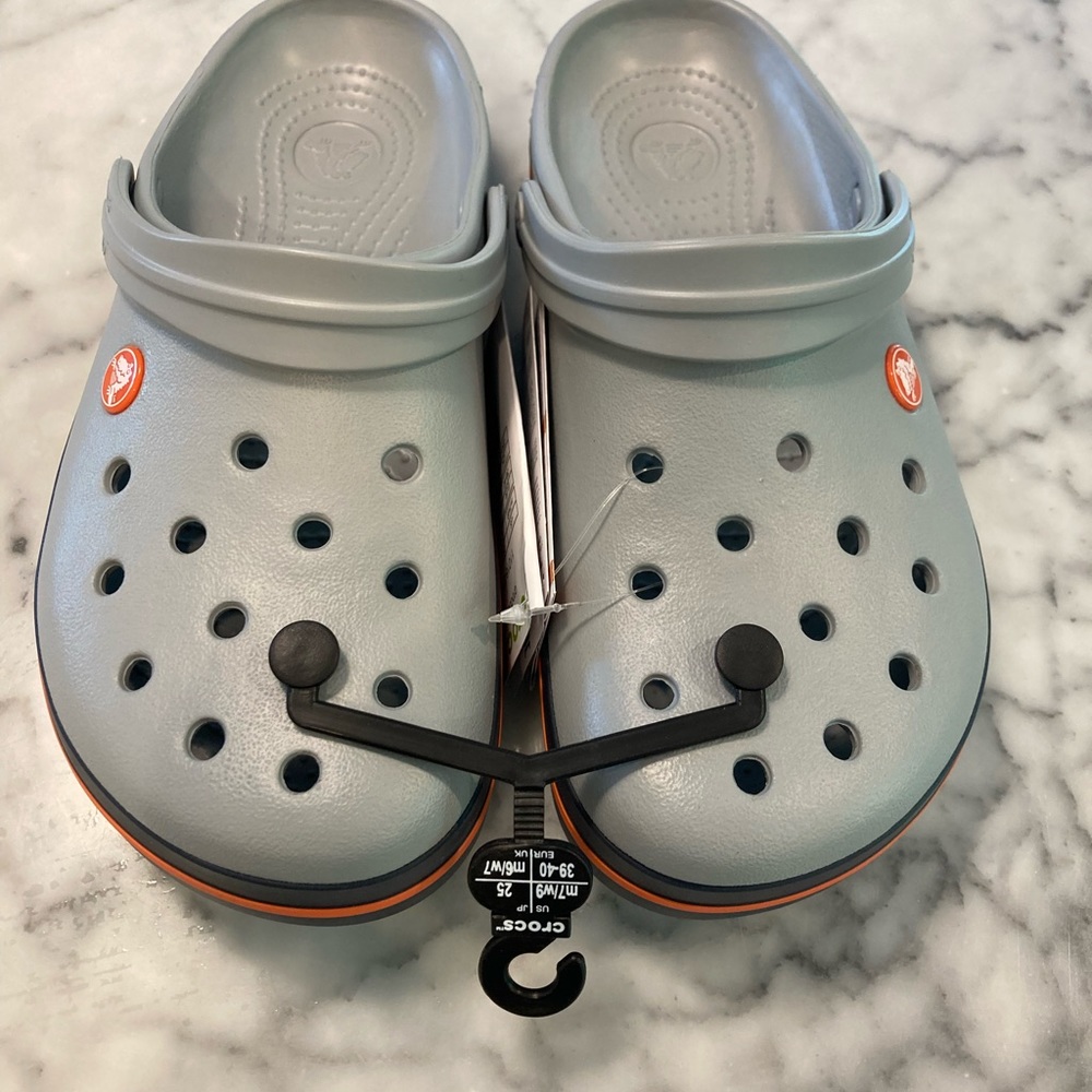 Crocs clogs  Mens 7 womens 9